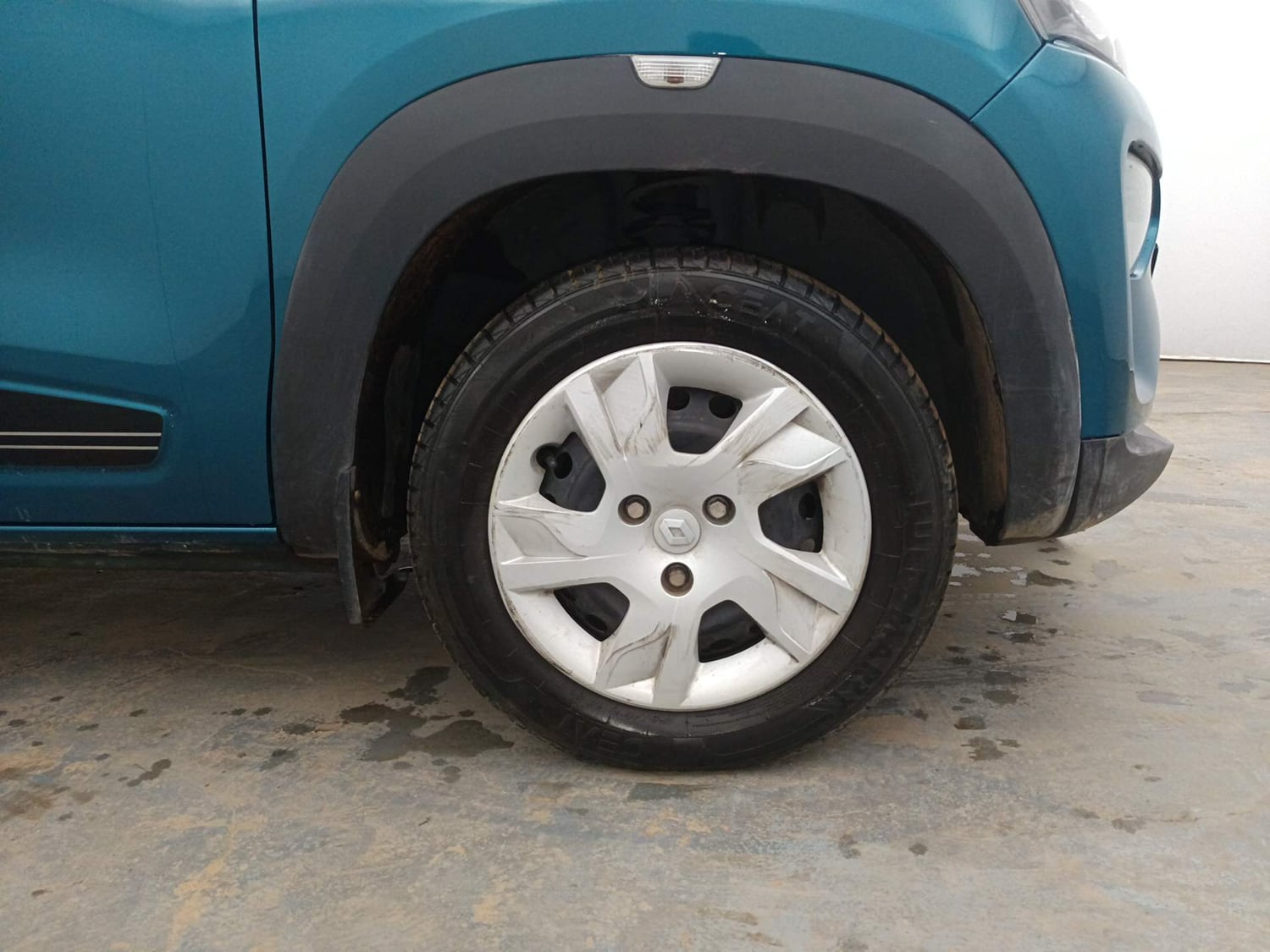 Used 2023 Renault Kwid RXL (O) 1.0 Petrol Manual tyres RIGHT FRONT TYRE RIM VIEW
