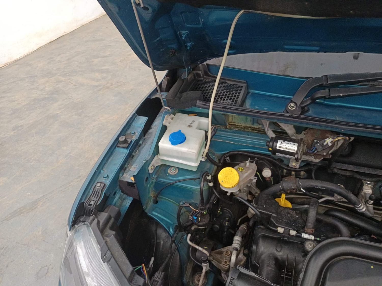Used 2023 Renault Kwid RXL (O) 1.0 Petrol Manual engine ENGINE RIGHT SIDE HINGE & APRON VIEW