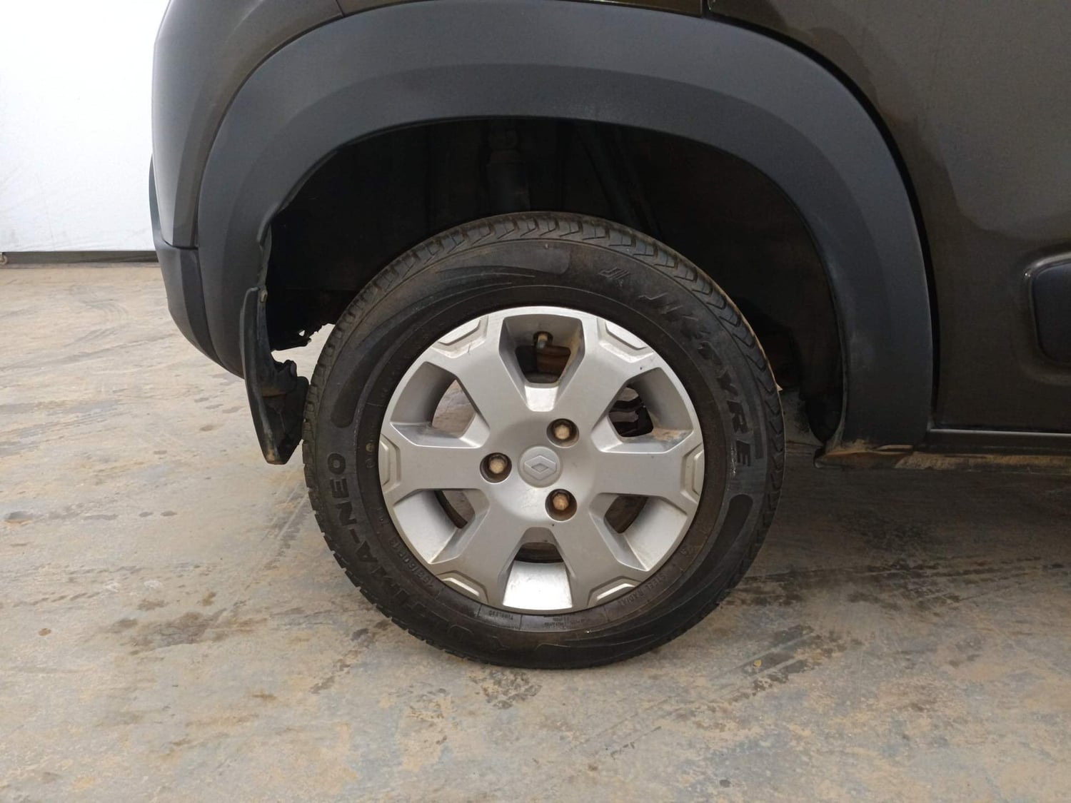 Used 2018 Renault Kwid CLIMBER 1.0 AMT Petrol Automatic tyres RIGHT REAR TYRE RIM VIEW