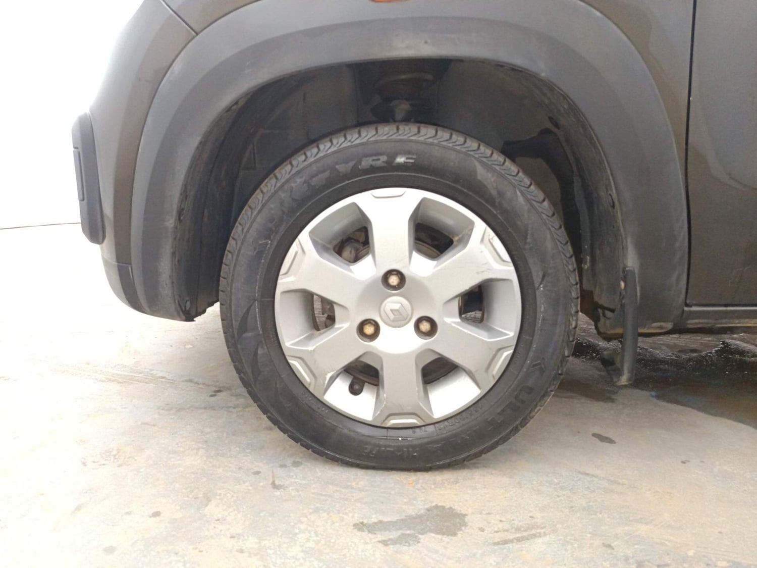Used 2018 Renault Kwid CLIMBER 1.0 AMT Petrol Automatic tyres LEFT FRONT TYRE RIM VIEW