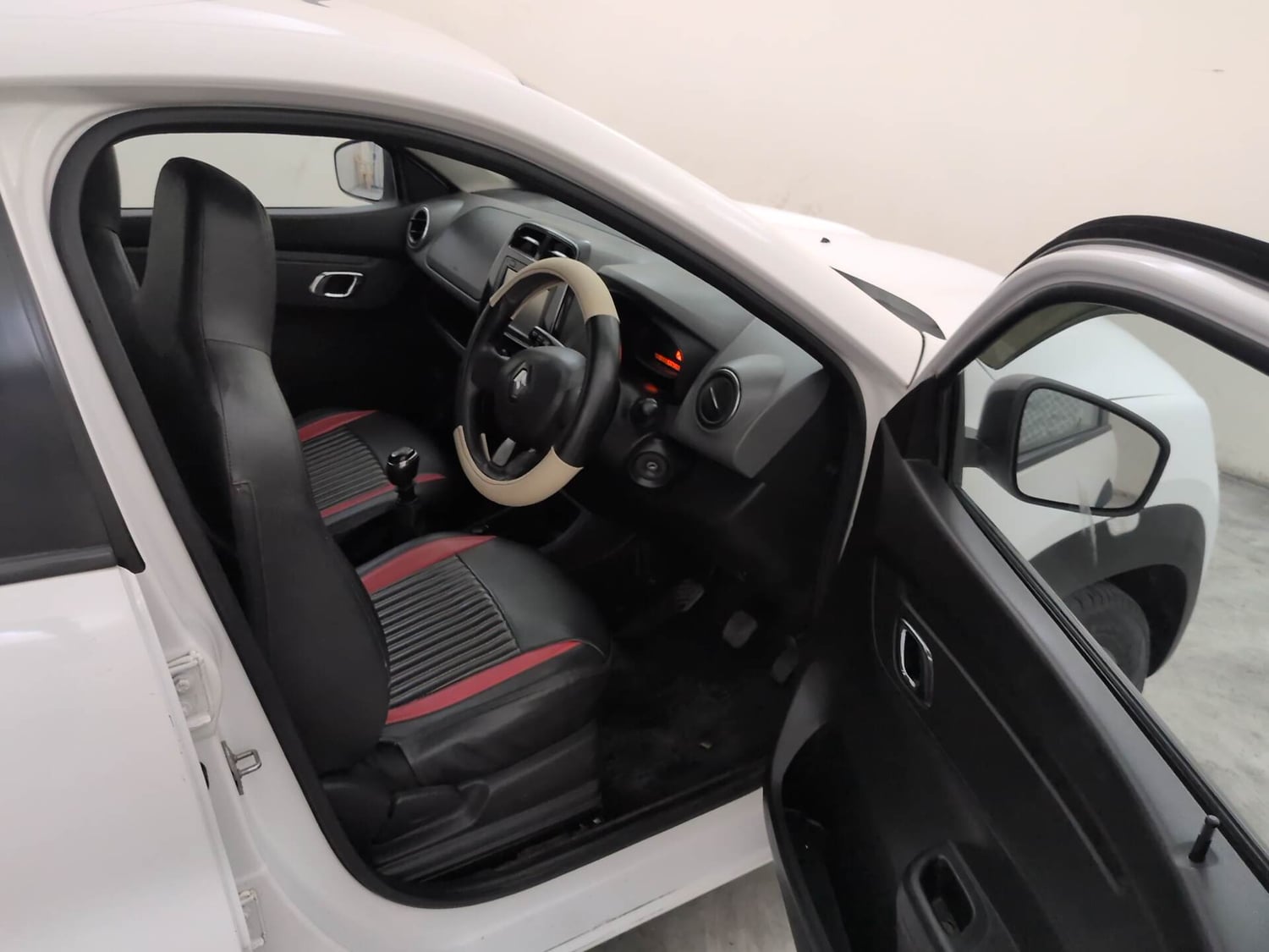 Used 2018 Renault Kwid RXT (O) 1.0 SCE Edition Petrol Manual interior RIGHT SIDE FRONT DOOR CABIN VIEW