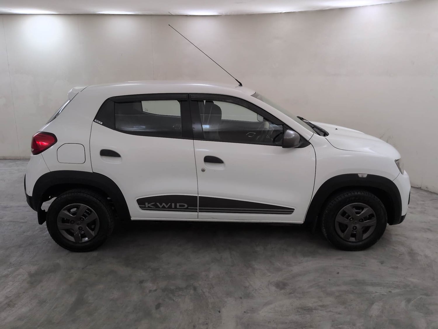 Used 2018 Renault Kwid RXT (O) 1.0 SCE Edition Petrol Manual exterior RIGHT SIDE VIEW