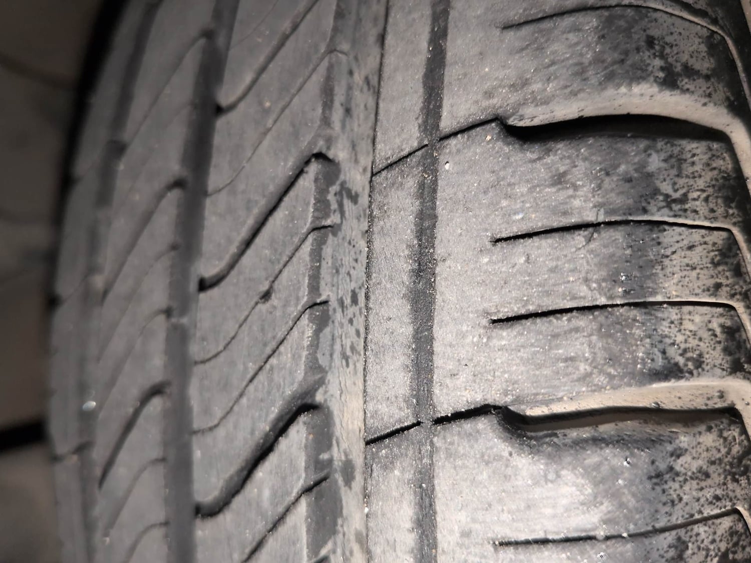 Used 2018 Renault Kwid RXT (O) 1.0 SCE Edition Petrol Manual tyres LEFT FRONT TYRE TREAD VIEW