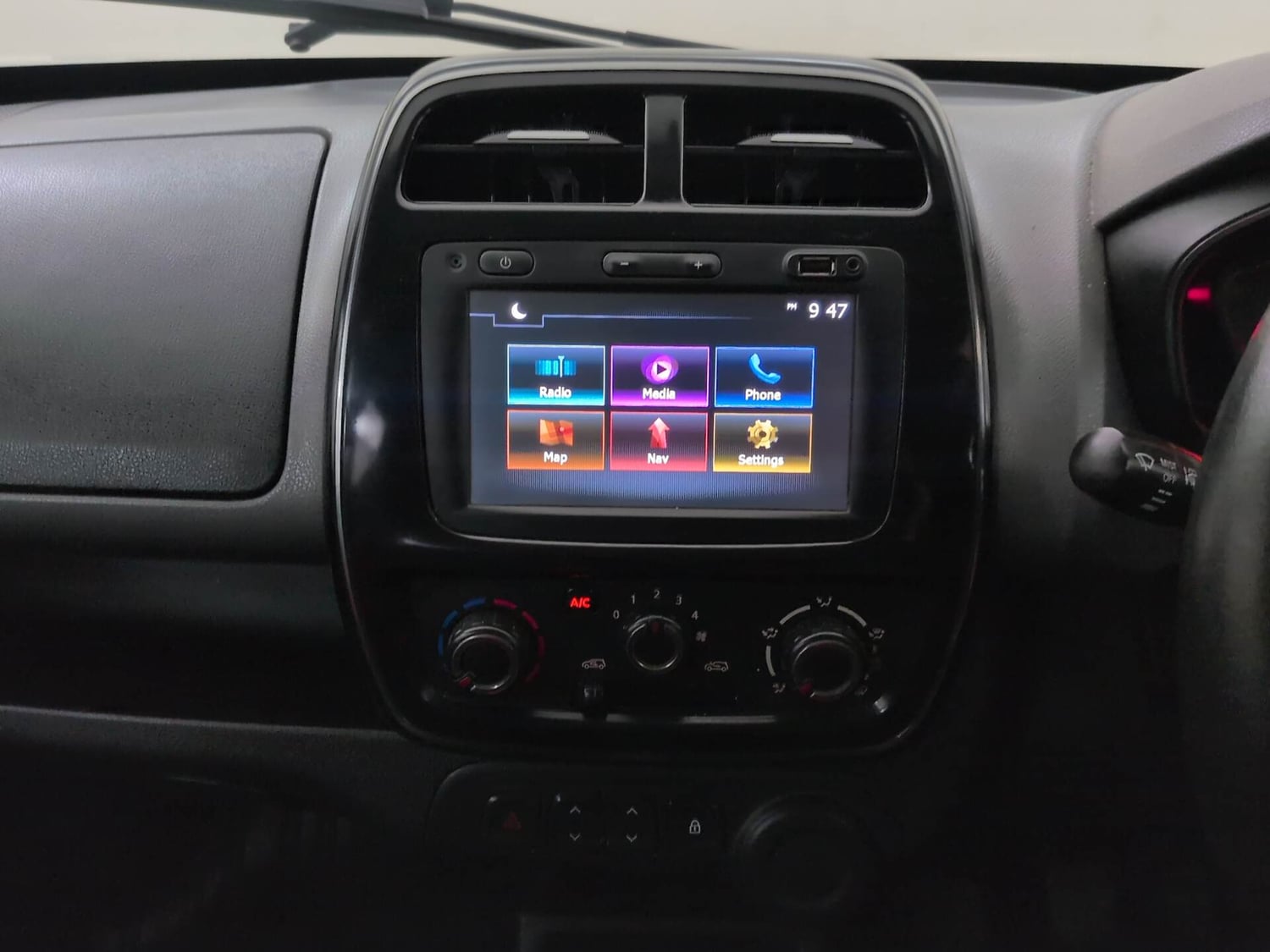 Used 2018 Renault Kwid RXT (O) 1.0 SCE Edition Petrol Manual interior MUSIC SYSTEM & AC CONTROL VIEW