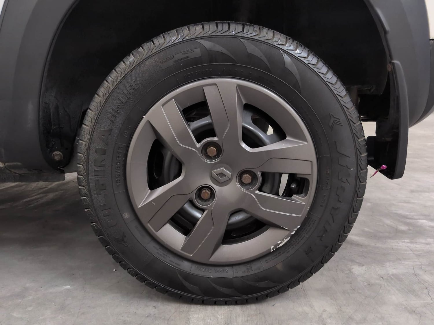 Used 2018 Renault Kwid RXT (O) 1.0 SCE Edition Petrol Manual tyres LEFT REAR TYRE RIM VIEW