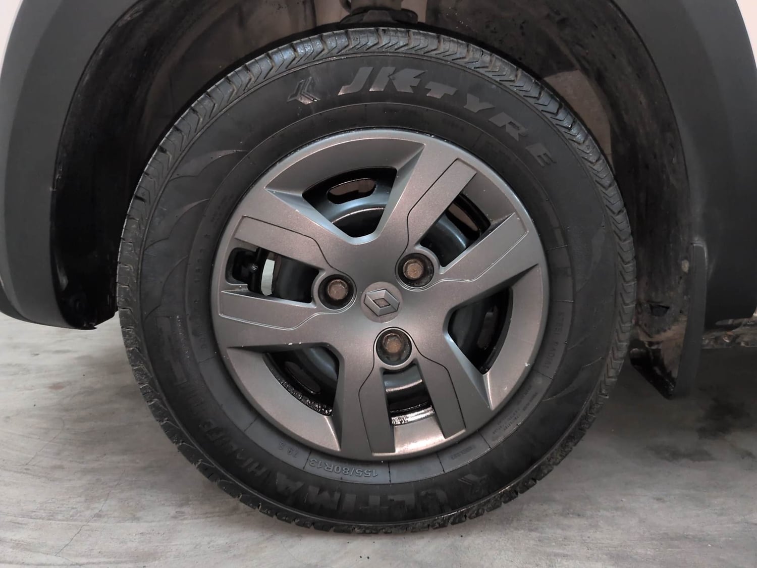 Used 2018 Renault Kwid RXT (O) 1.0 SCE Edition Petrol Manual tyres LEFT FRONT TYRE RIM VIEW