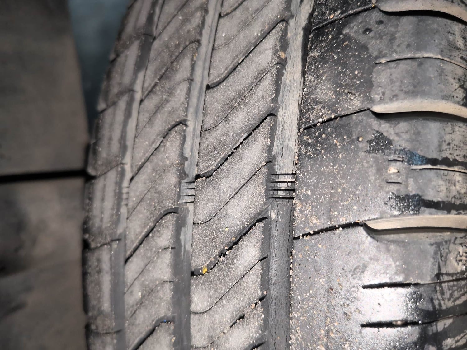 Used 2018 Renault Kwid RXT (O) 1.0 SCE Edition Petrol Manual tyres LEFT REAR TYRE TREAD VIEW