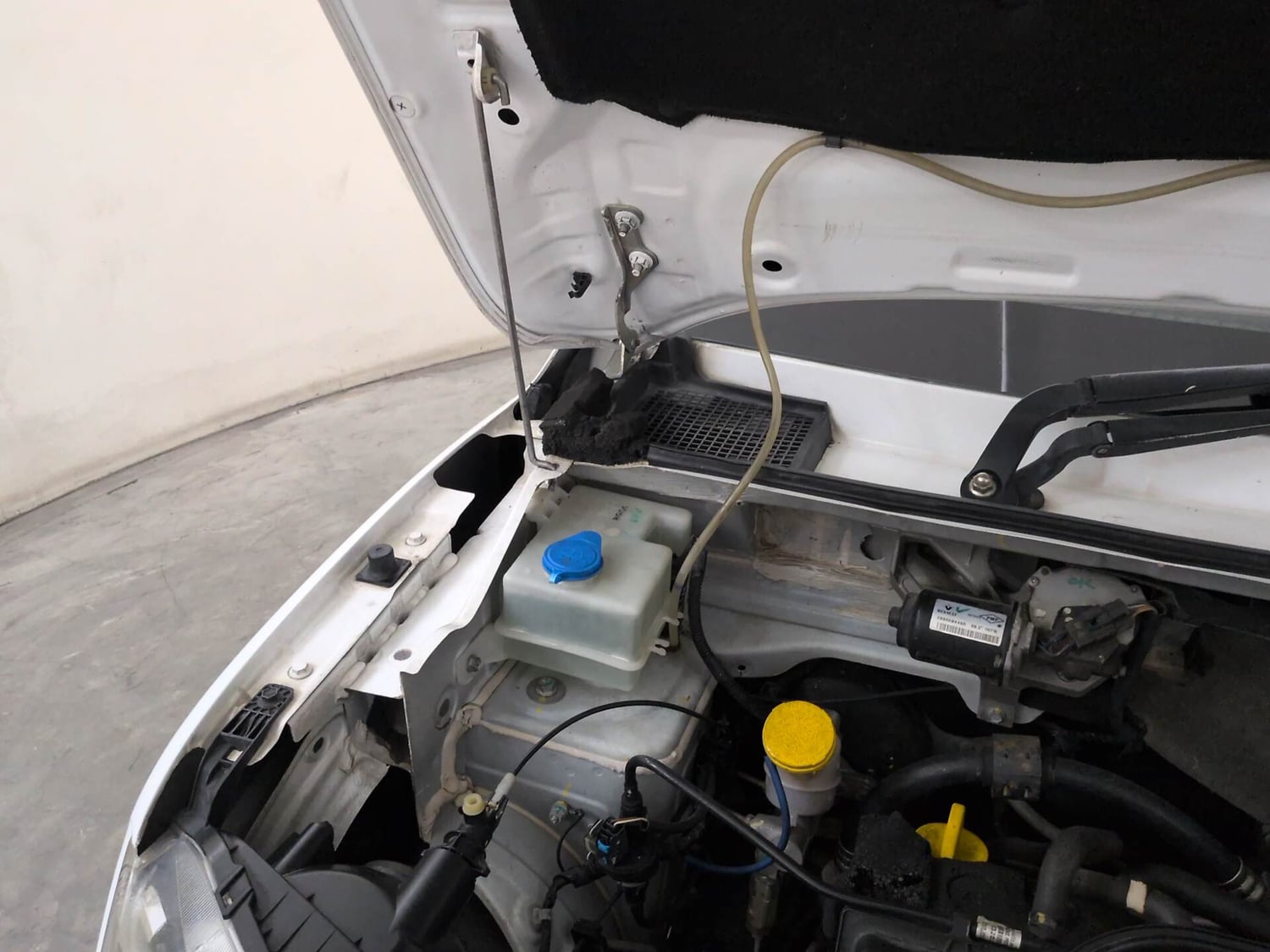 Used 2018 Renault Kwid RXT (O) 1.0 SCE Edition Petrol Manual engine ENGINE RIGHT SIDE HINGE & APRON VIEW