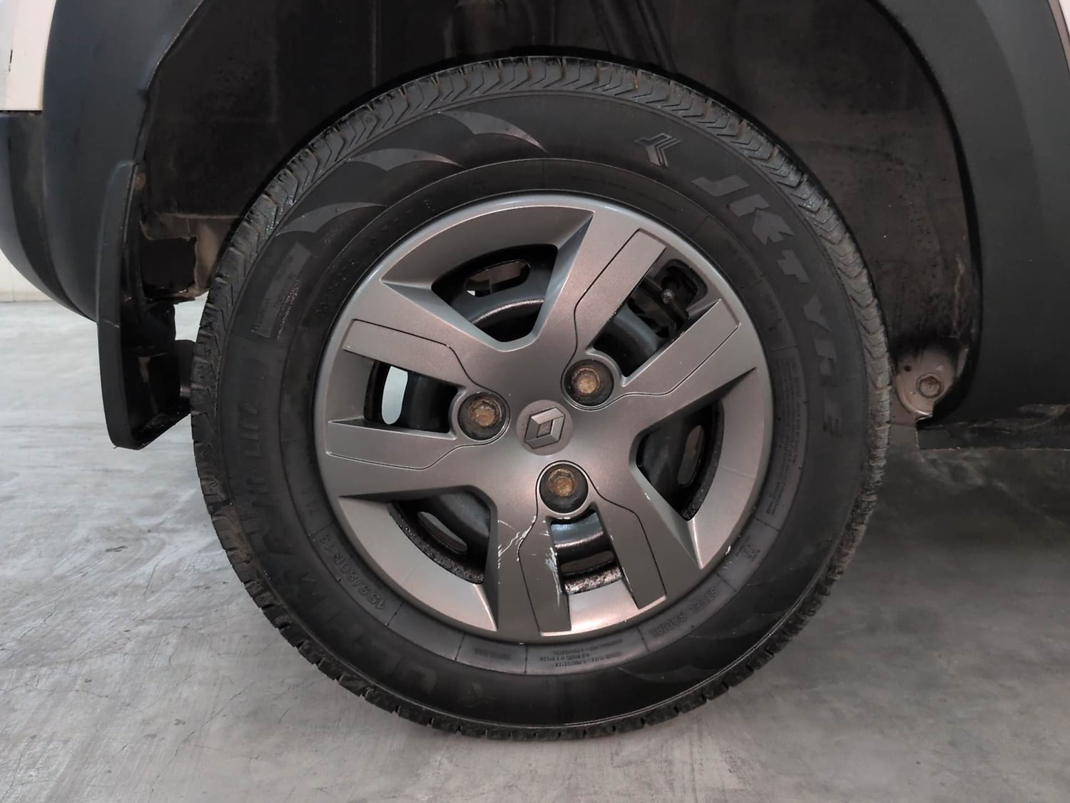 Used 2018 Renault Kwid RXT (O) 1.0 SCE Edition Petrol Manual tyres RIGHT REAR TYRE RIM VIEW