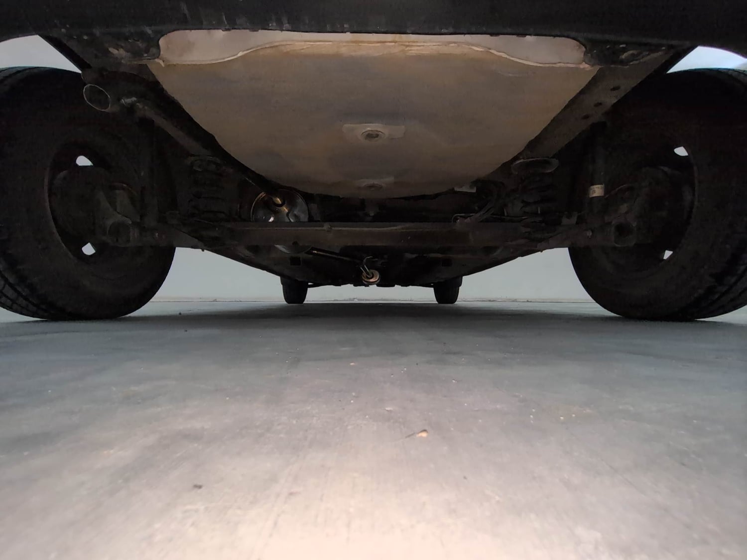 Used 2018 Renault Kwid RXT (O) 1.0 SCE Edition Petrol Manual extra REAR UNDERBODY VIEW (TAKEN FROM REAR)