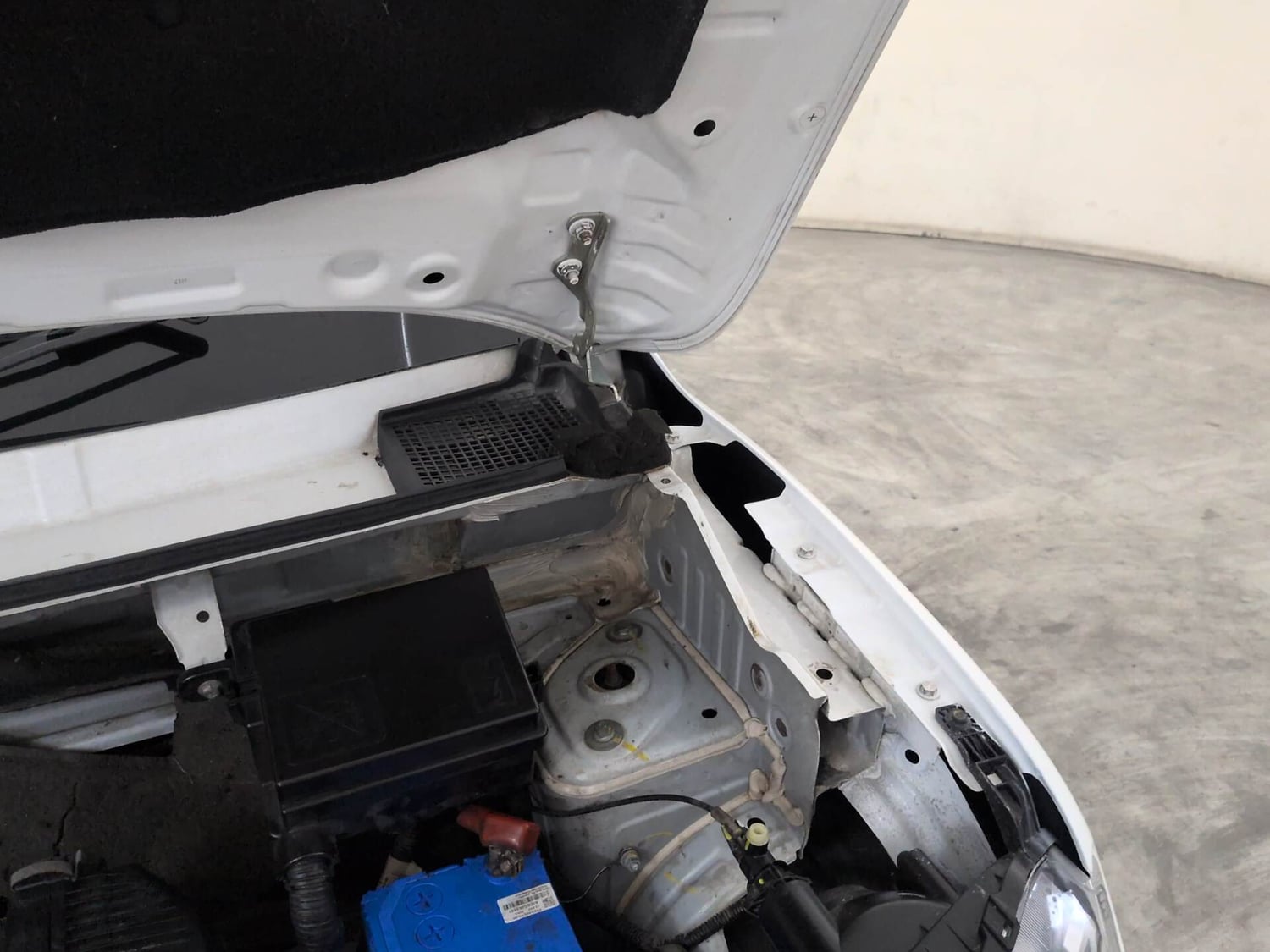 Used 2018 Renault Kwid RXT (O) 1.0 SCE Edition Petrol Manual engine ENGINE LEFT SIDE HINGE & APRON VIEW