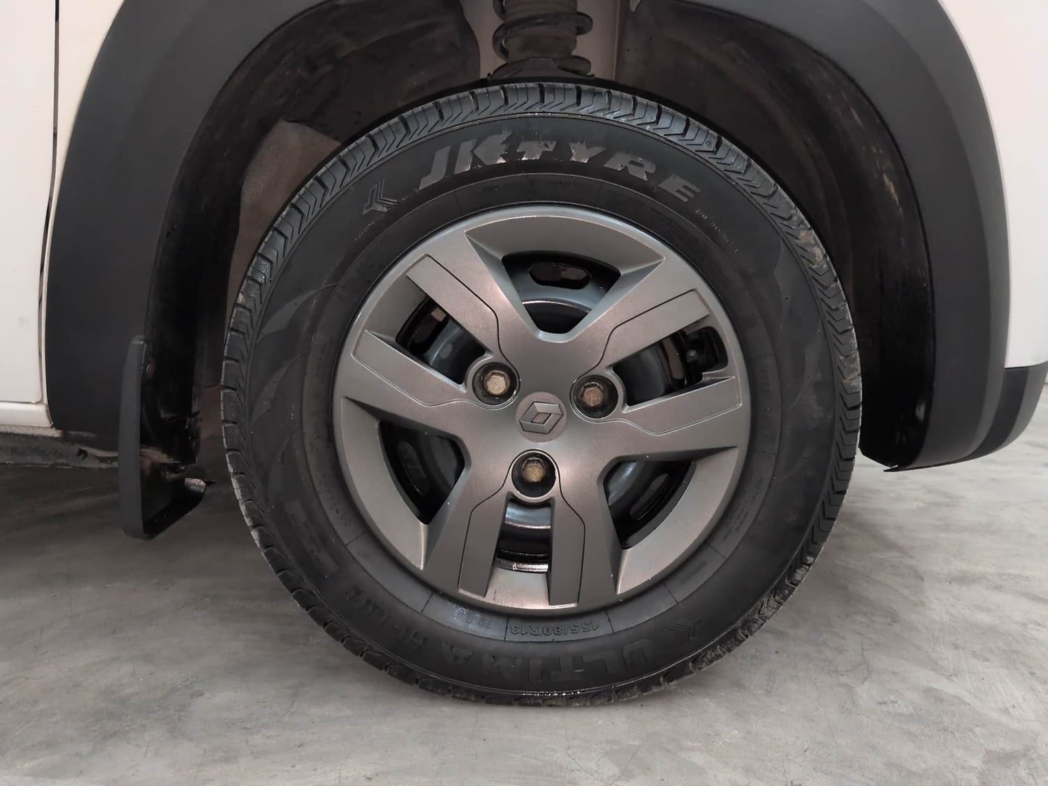 Used 2018 Renault Kwid RXT (O) 1.0 SCE Edition Petrol Manual tyres RIGHT FRONT TYRE RIM VIEW