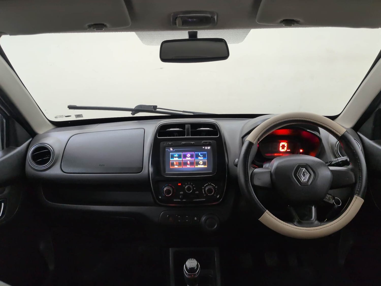 Used 2018 Renault Kwid RXT (O) 1.0 SCE Edition Petrol Manual interior DASHBOARD VIEW