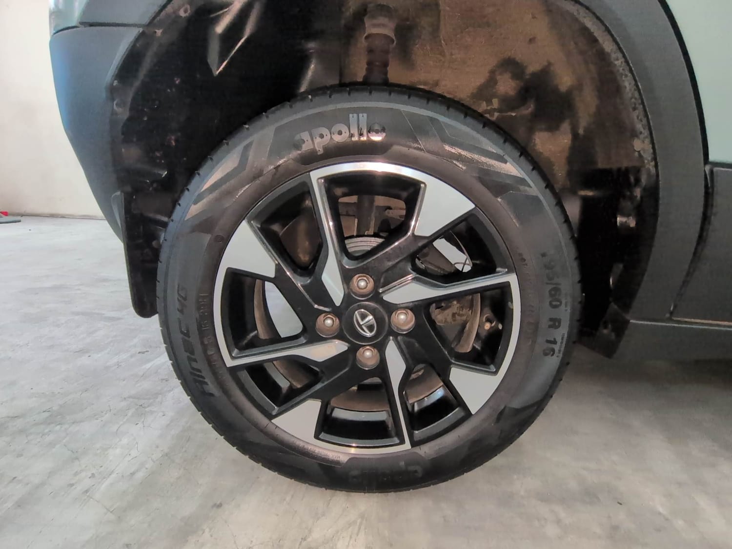 Used 2023 Tata Punch Creative Dual Tone AMT Petrol Automatic tyres RIGHT REAR TYRE RIM VIEW
