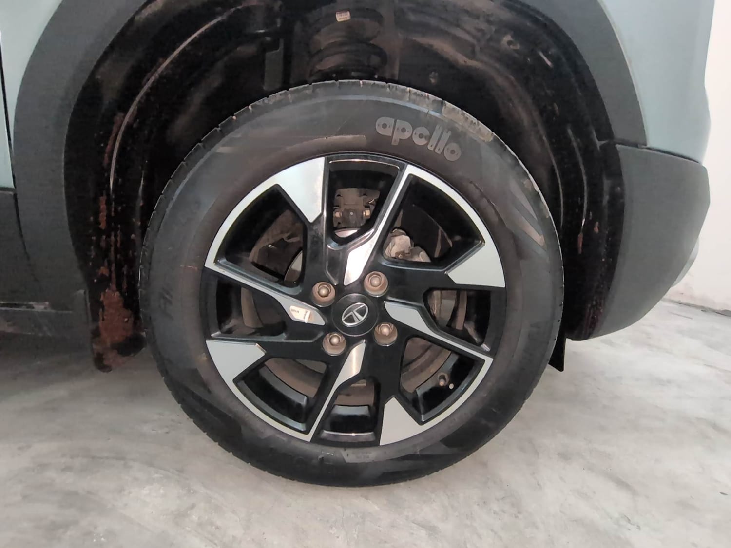 Used 2023 Tata Punch Creative Dual Tone AMT Petrol Automatic tyres RIGHT FRONT TYRE RIM VIEW