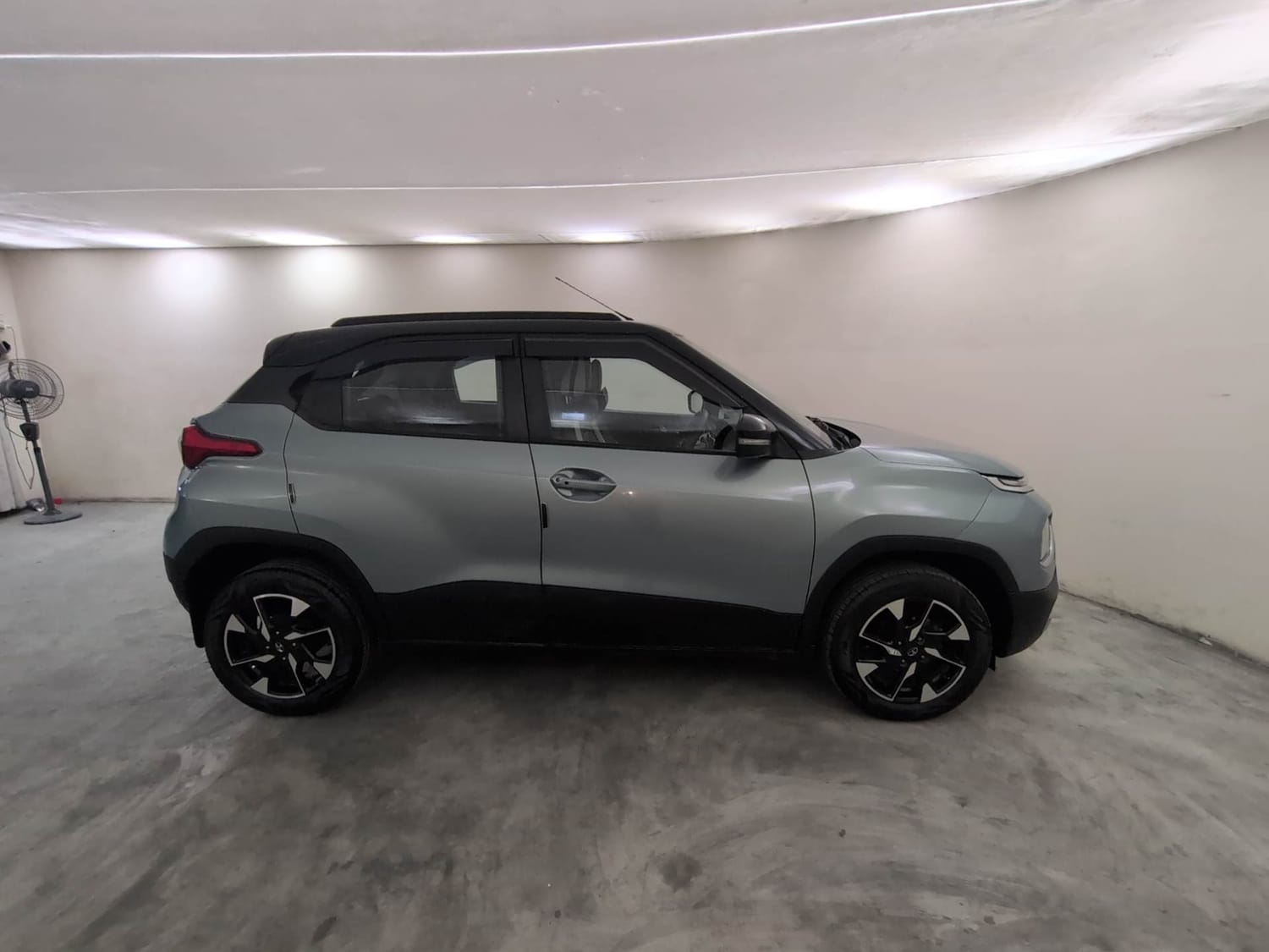 Used 2023 Tata Punch Creative Dual Tone AMT Petrol Automatic exterior RIGHT SIDE VIEW