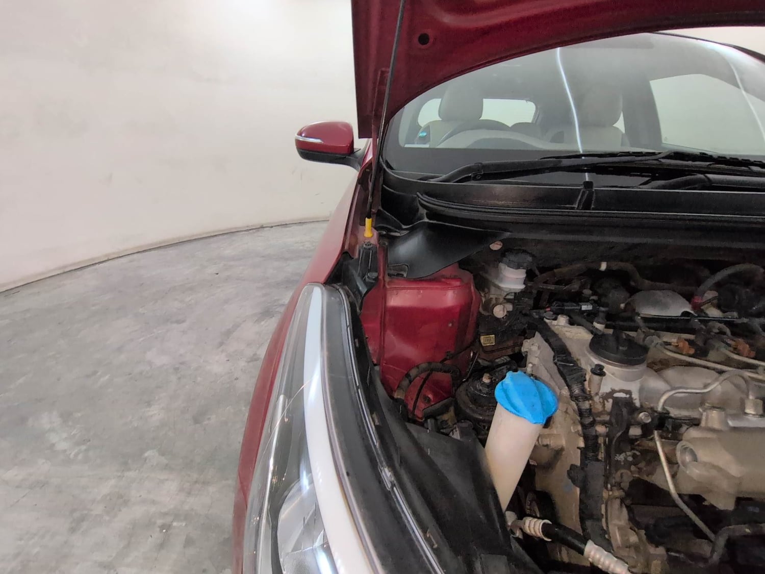 Used 2015 Hyundai Elite i20 Sportz 1.4 (O) Diesel Manual engine ENGINE RIGHT SIDE HINGE & APRON VIEW