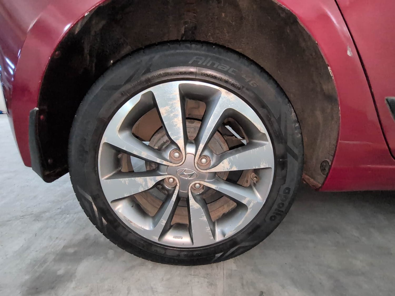 Used 2015 Hyundai Elite i20 Sportz 1.4 (O) Diesel Manual tyres RIGHT REAR TYRE RIM VIEW