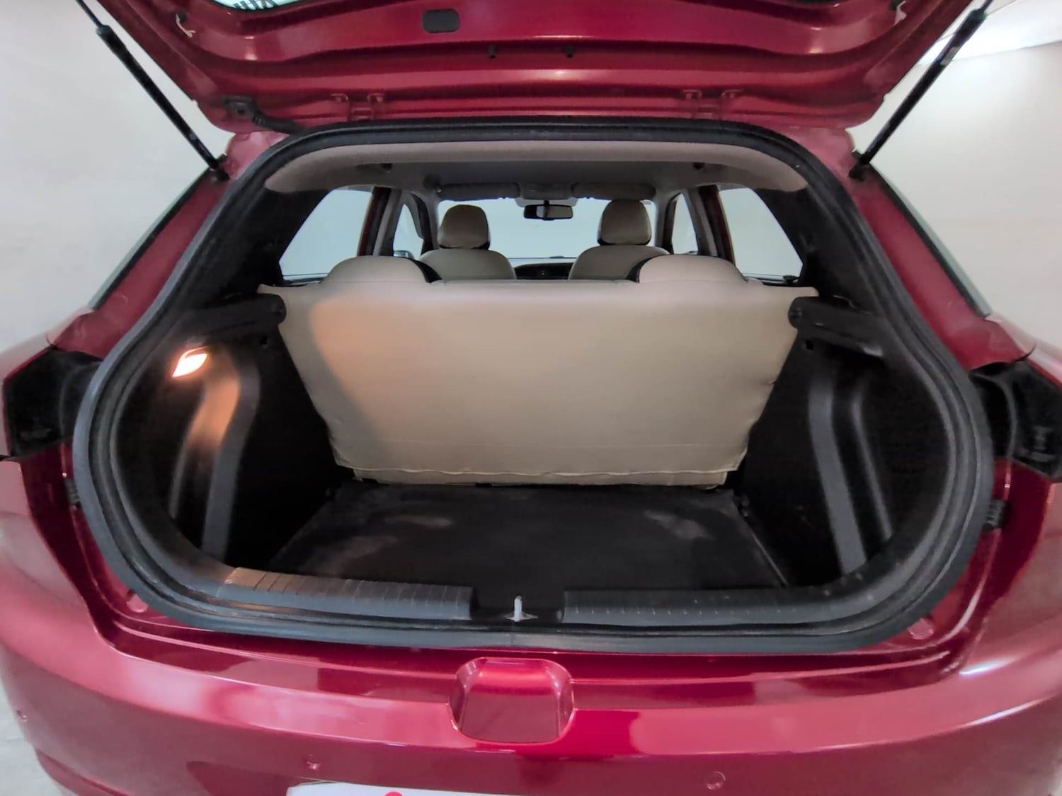 Used 2015 Hyundai Elite i20 Sportz 1.4 (O) Diesel Manual interior DICKY INSIDE VIEW