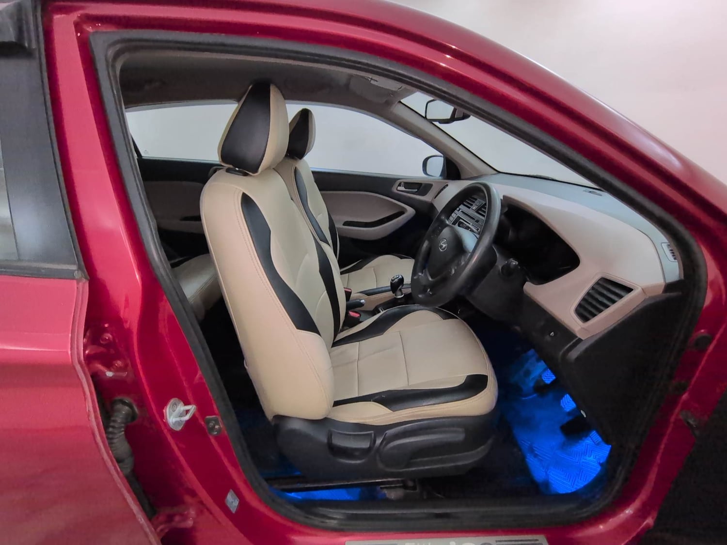 Used 2015 Hyundai Elite i20 Sportz 1.4 (O) Diesel Manual interior RIGHT SIDE FRONT DOOR CABIN VIEW