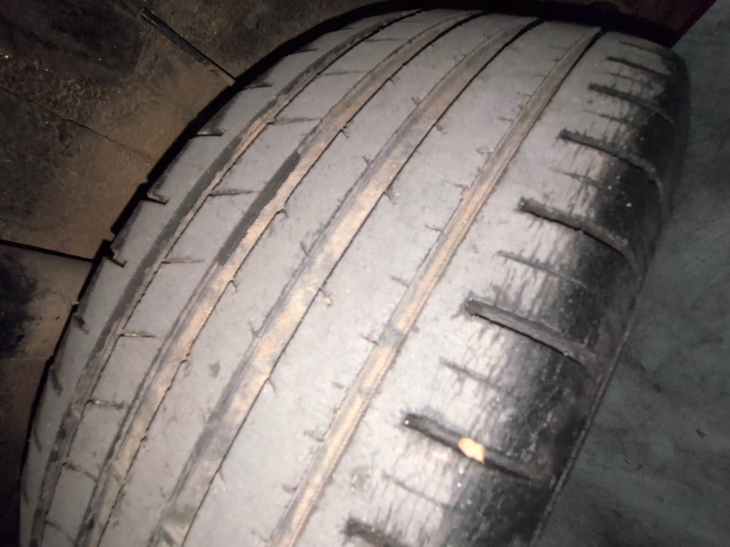 Used 2015 Hyundai Elite i20 Sportz 1.4 (O) Diesel Manual tyres RIGHT REAR TYRE TREAD VIEW