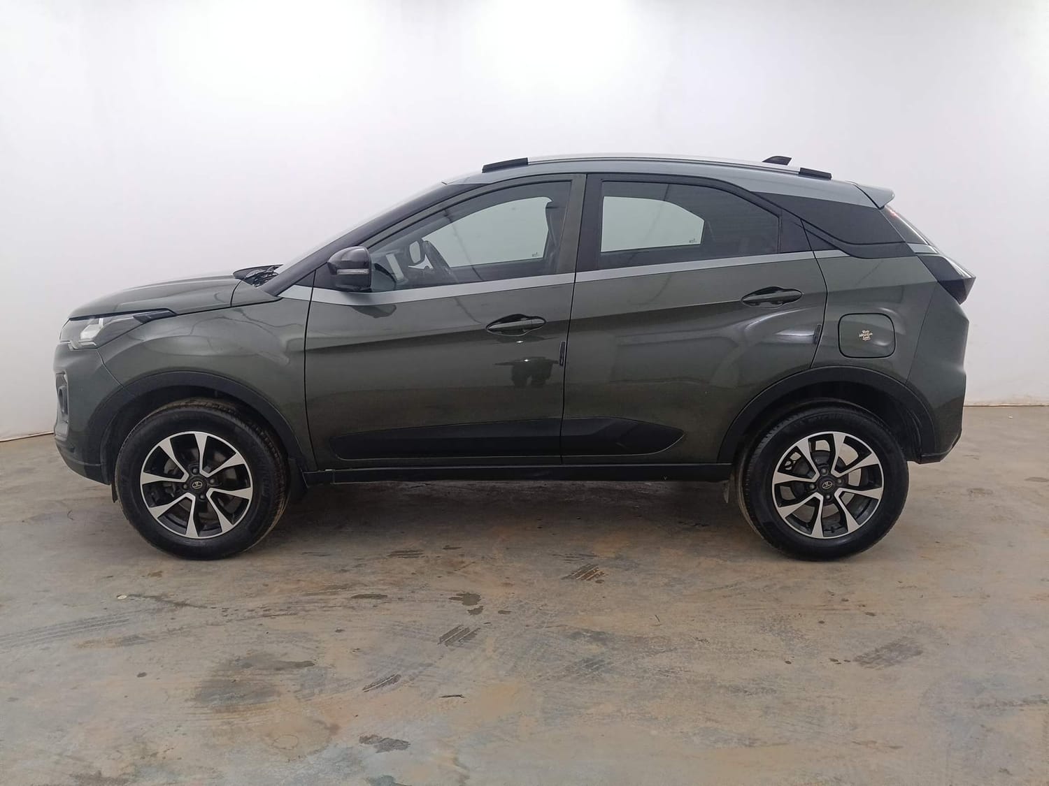 Used 2021 Tata Nexon XZ Plus (S) Dual Tone Petrol Manual exterior LEFT SIDE VIEW