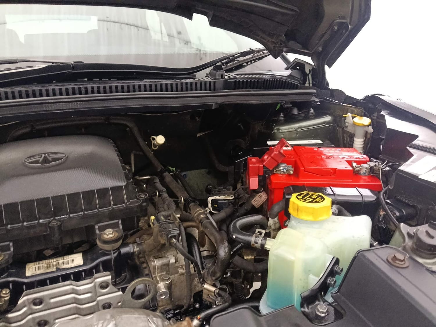 Used 2021 Tata Nexon XZ Plus (S) Dual Tone Petrol Manual engine ENGINE LEFT SIDE HINGE & APRON VIEW