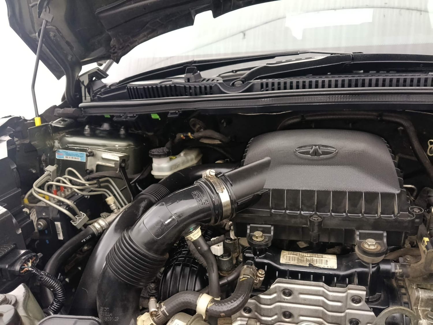 Used 2021 Tata Nexon XZ Plus (S) Dual Tone Petrol Manual engine ENGINE RIGHT SIDE HINGE & APRON VIEW