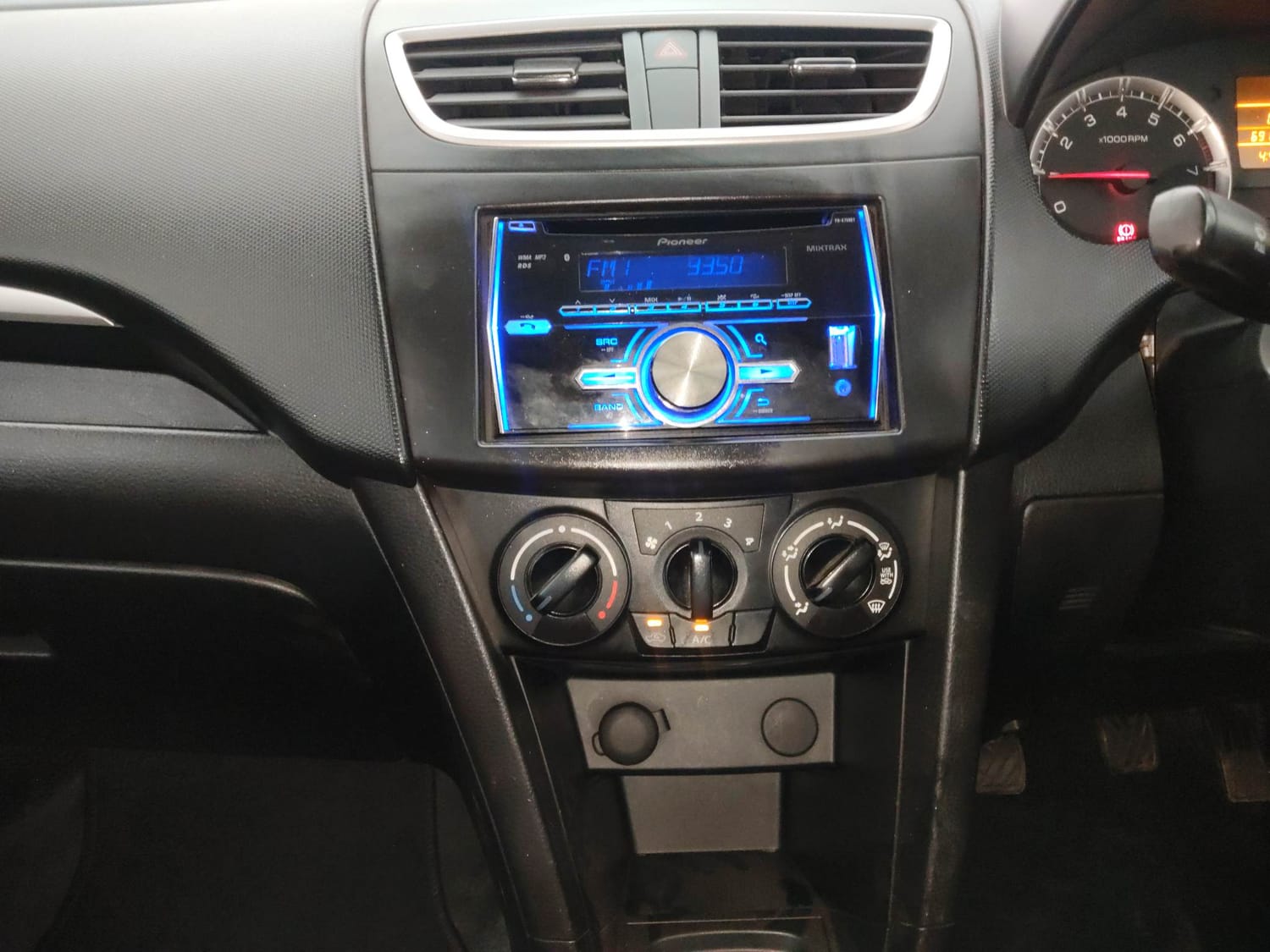 Used 2014 Maruti Suzuki Swift VXi Petrol Manual interior MUSIC SYSTEM & AC CONTROL VIEW