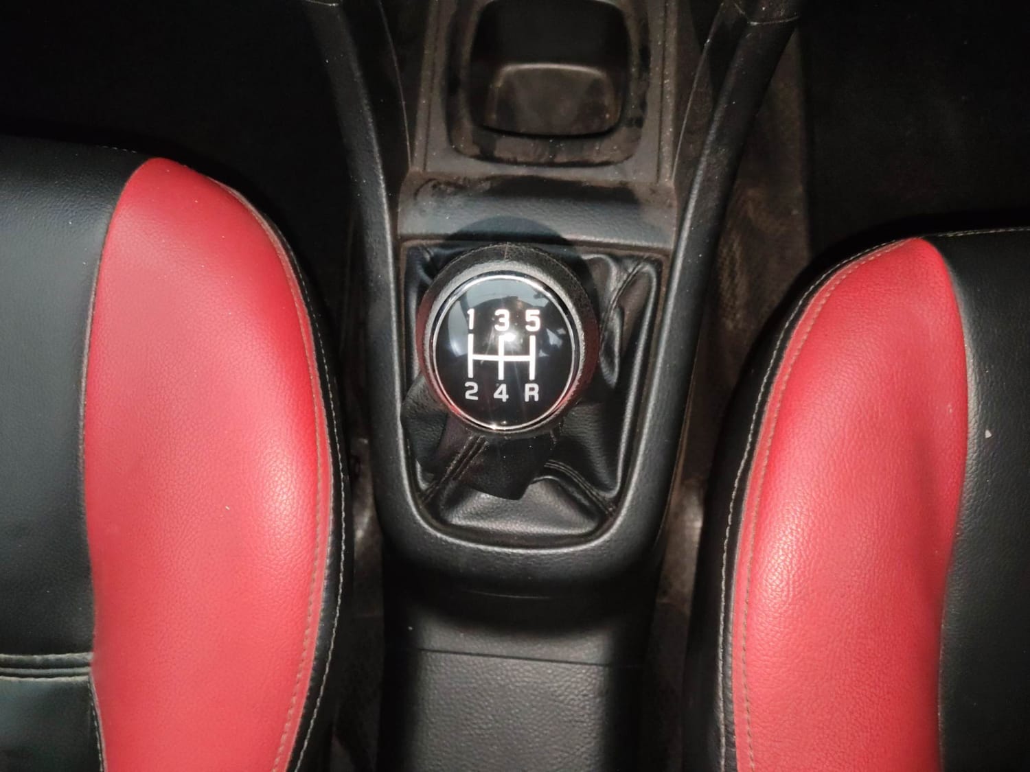 Used 2014 Maruti Suzuki Swift VXi Petrol Manual interior GEAR  KNOB VIEW