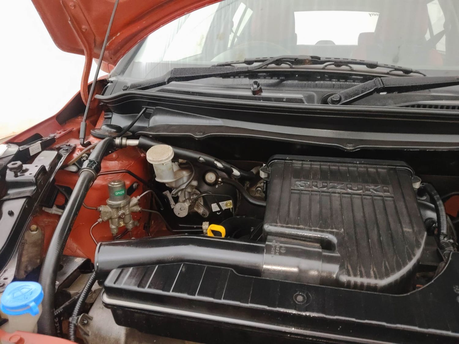 Used 2014 Maruti Suzuki Swift VXi Petrol Manual engine ENGINE RIGHT SIDE HINGE & APRON VIEW