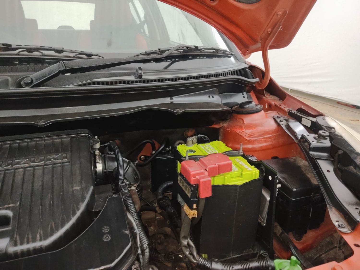 Used 2014 Maruti Suzuki Swift VXi Petrol Manual engine ENGINE LEFT SIDE HINGE & APRON VIEW