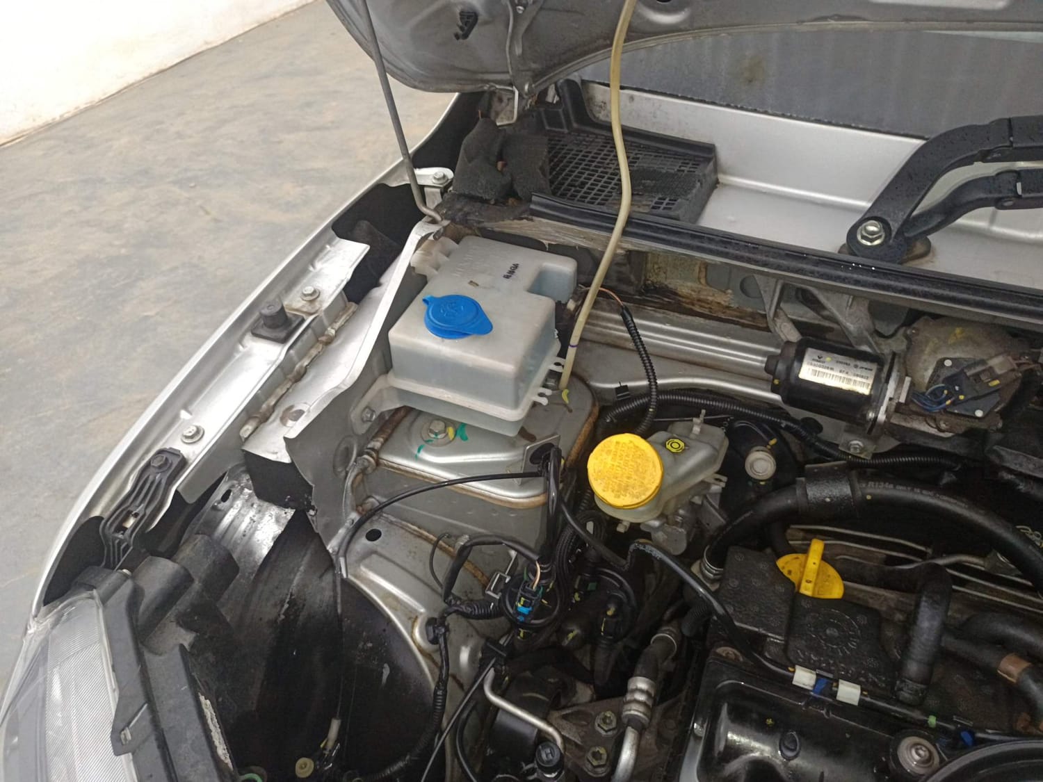 Used 2022 Renault Kwid CLIMBER AMT Petrol Automatic engine ENGINE RIGHT SIDE HINGE & APRON VIEW