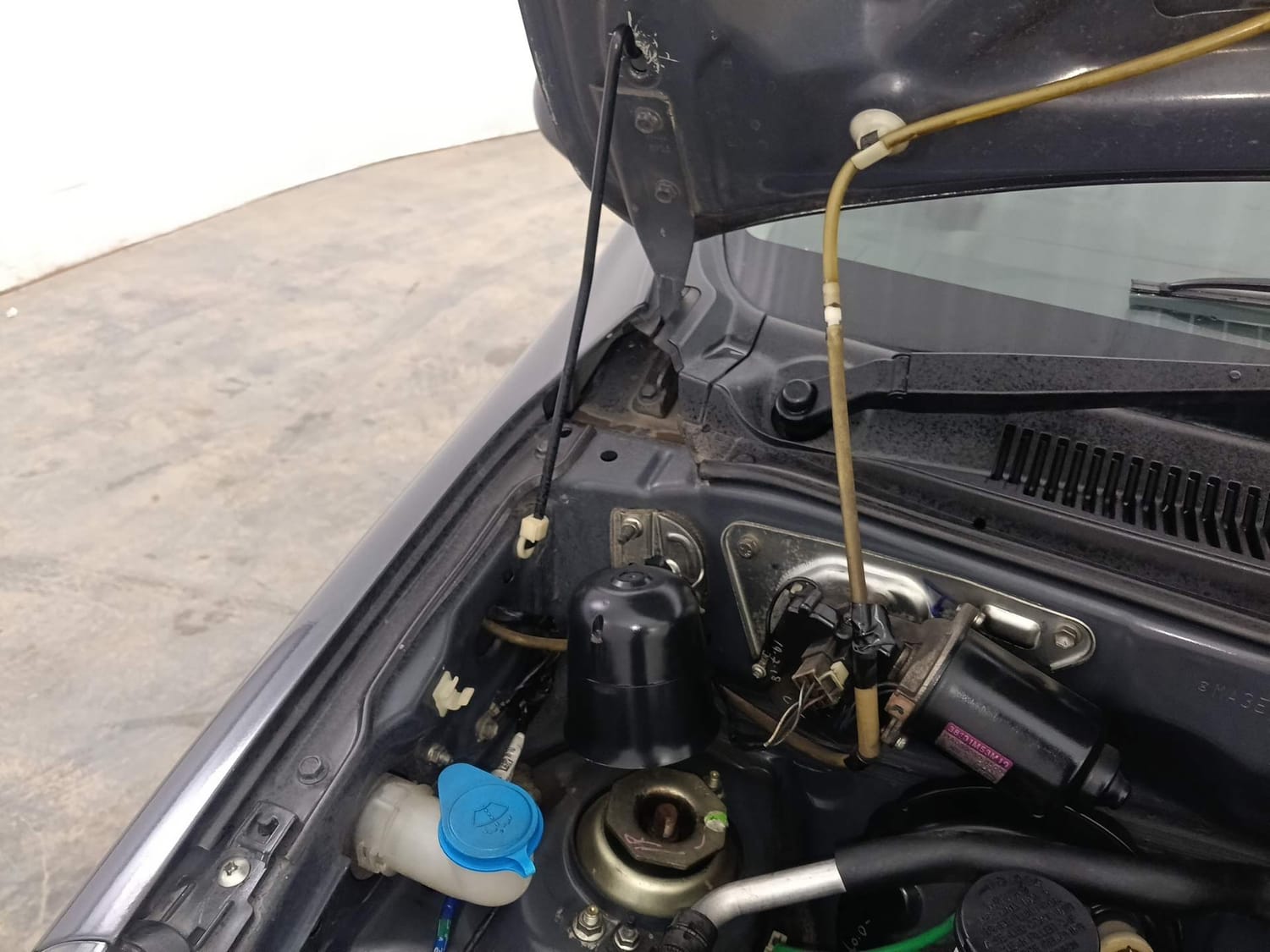 Used 2018 Maruti Suzuki Alto 800 LXi Petrol Manual engine ENGINE RIGHT SIDE HINGE & APRON VIEW
