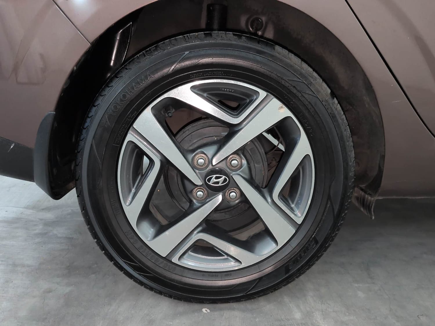 Used 2020 Hyundai Aura SX Plus 1.2 AMT CRDi Diesel Automatic tyres RIGHT REAR TYRE RIM VIEW