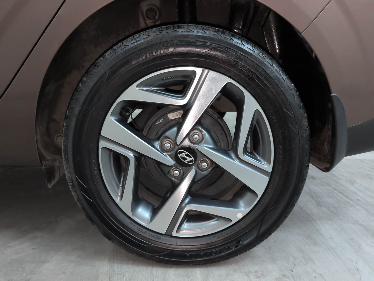Used 2020 Hyundai Aura SX Plus 1.2 AMT CRDi Diesel Automatic tyres LEFT REAR TYRE RIM VIEW