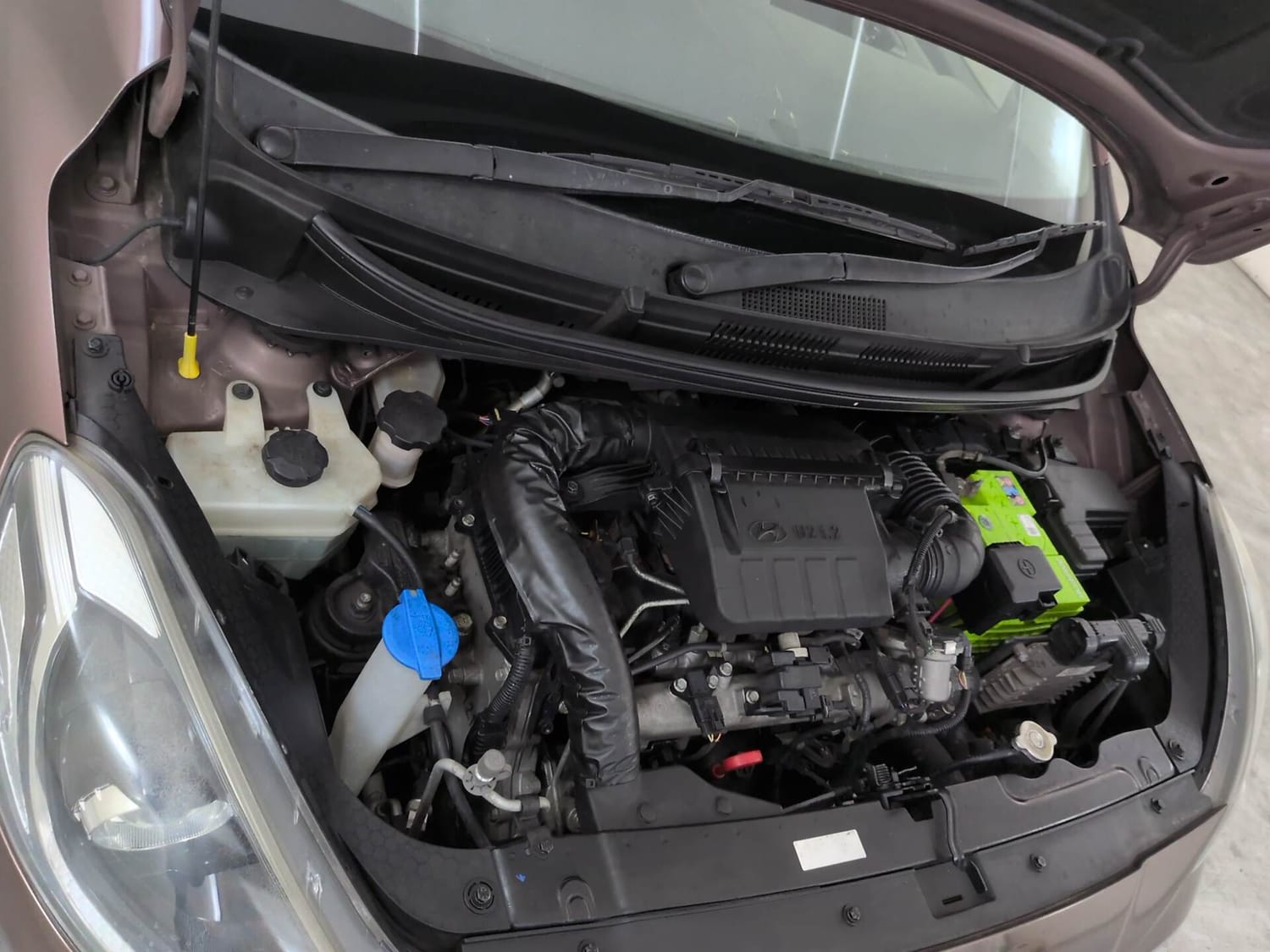 Used 2020 Hyundai Aura SX Plus 1.2 AMT CRDi Diesel Automatic engine ENGINE RIGHT SIDE VIEW
