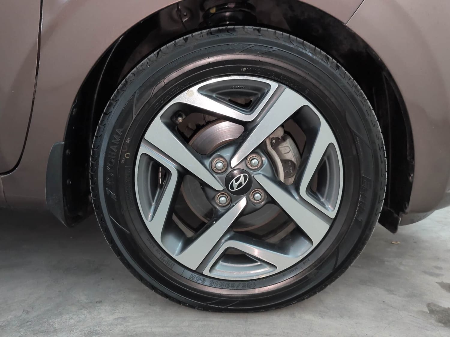 Used 2020 Hyundai Aura SX Plus 1.2 AMT CRDi Diesel Automatic tyres RIGHT FRONT TYRE RIM VIEW