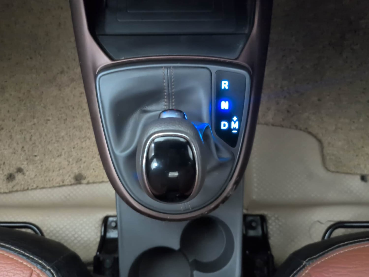 Used 2020 Hyundai Aura SX Plus 1.2 AMT CRDi Diesel Automatic interior GEAR  KNOB VIEW