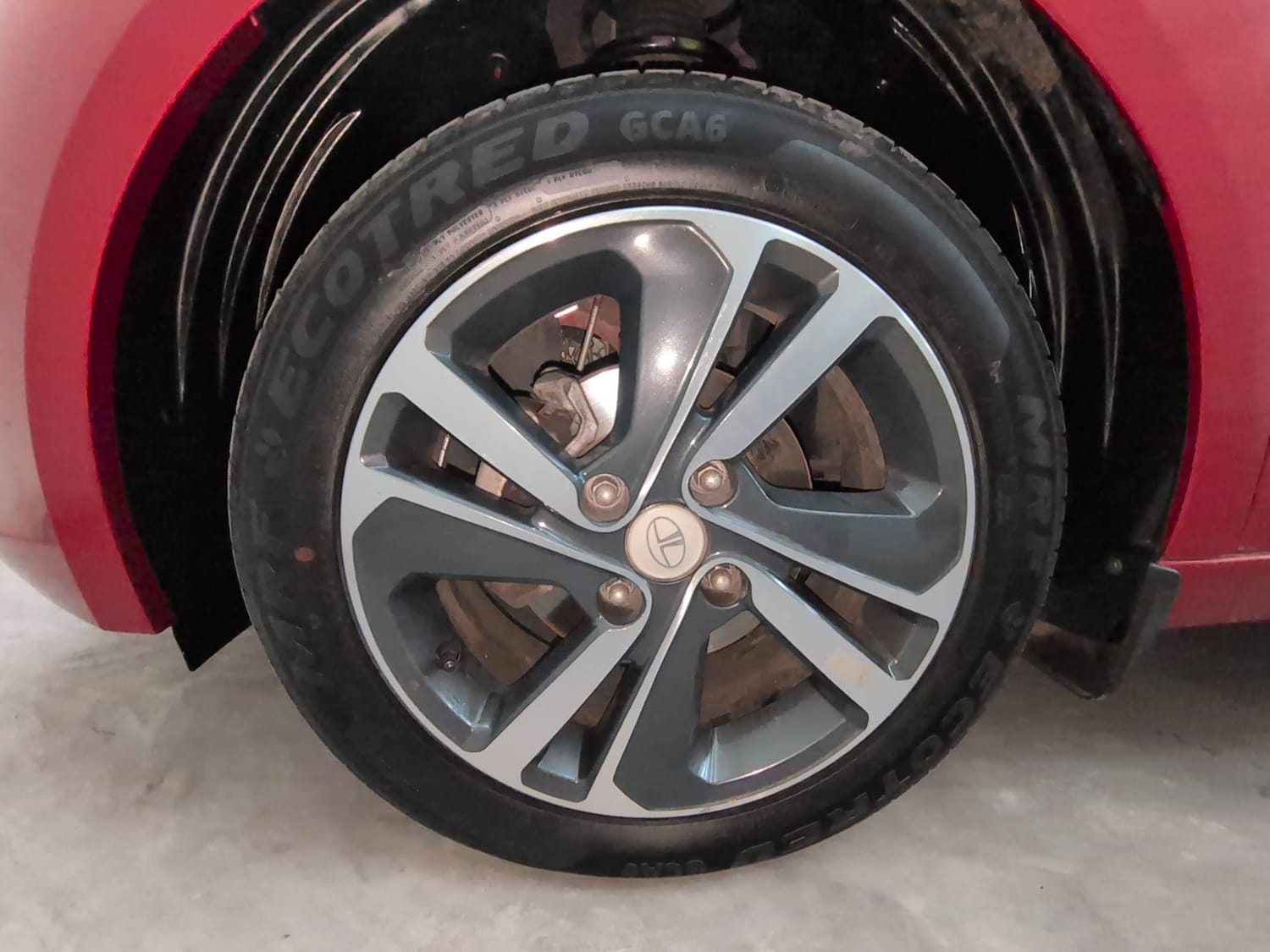 Used 2025 Tata Altroz XZA Petrol Petrol Automatic tyres LEFT FRONT TYRE RIM VIEW