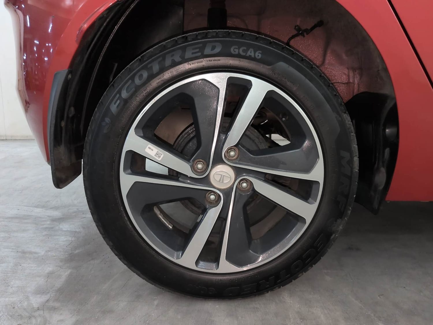 Used 2025 Tata Altroz XZA Petrol Petrol Automatic tyres RIGHT REAR TYRE RIM VIEW