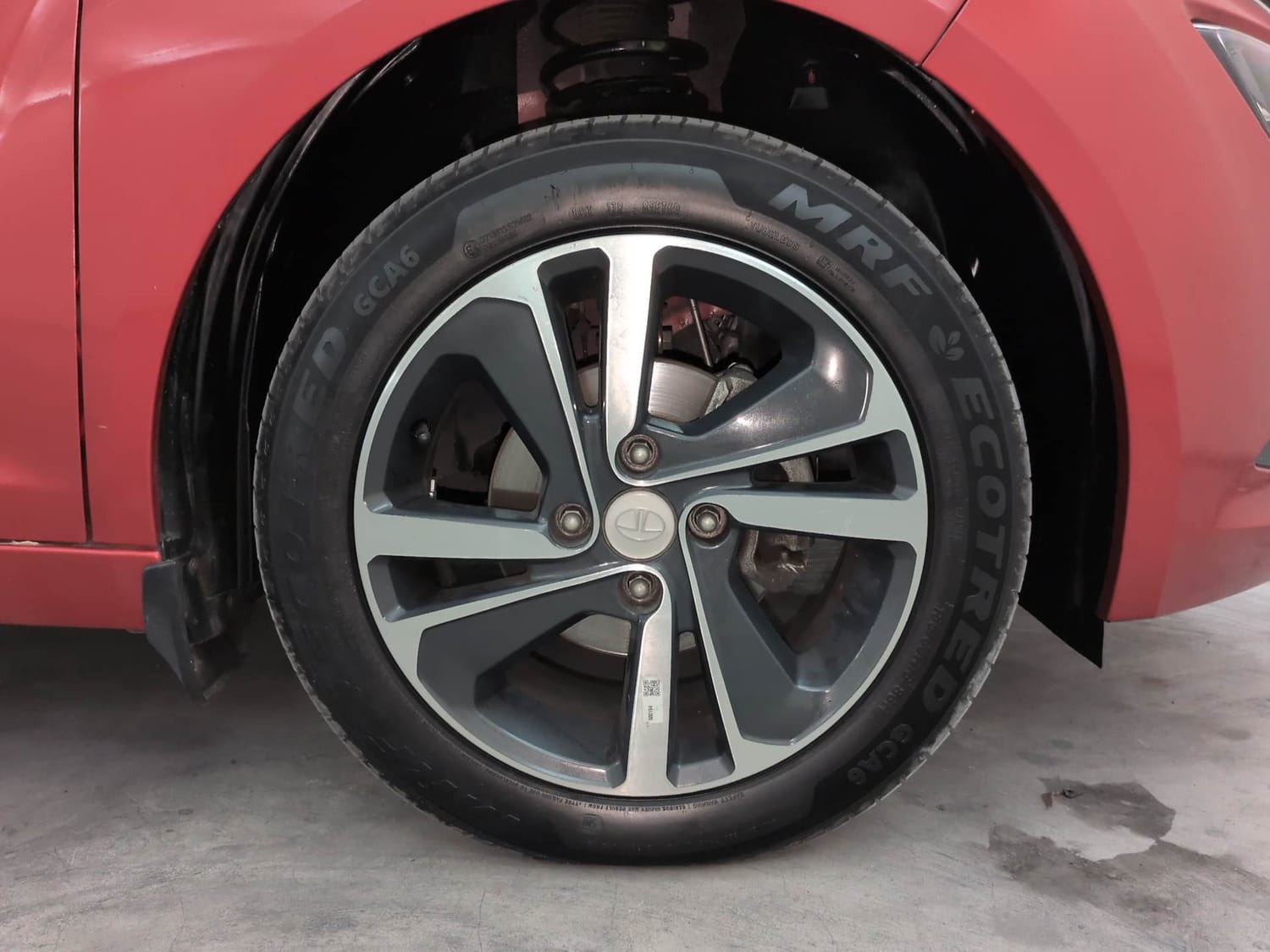 Used 2025 Tata Altroz XZA Petrol Petrol Automatic tyres RIGHT FRONT TYRE RIM VIEW