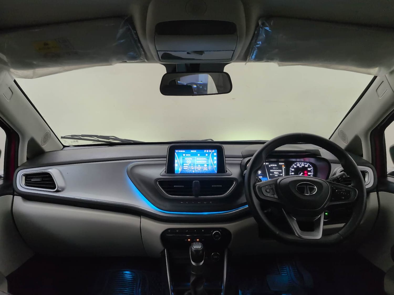 Used 2025 Tata Altroz XZA Petrol Petrol Automatic interior DASHBOARD VIEW