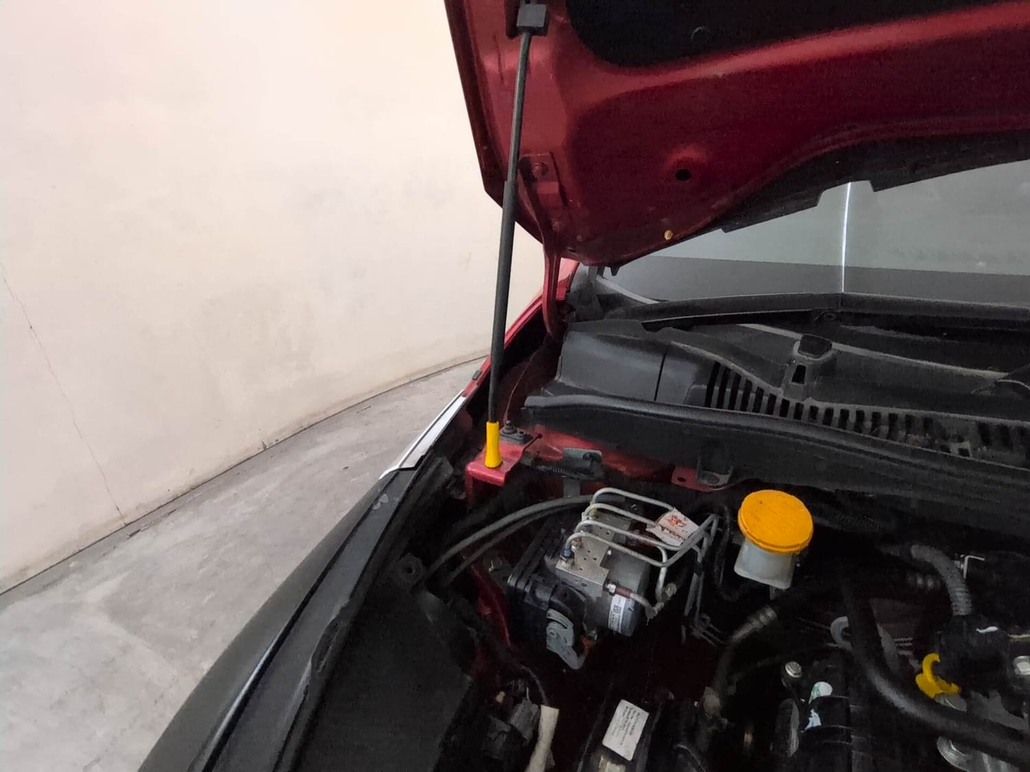 Used 2025 Tata Altroz XZA Petrol Petrol Automatic engine ENGINE RIGHT SIDE HINGE & APRON VIEW