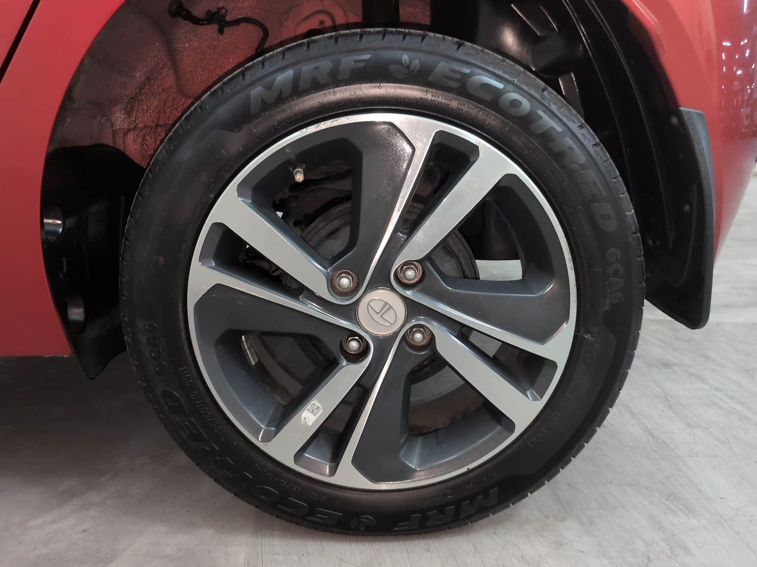 Used 2025 Tata Altroz XZA Petrol Petrol Automatic tyres LEFT REAR TYRE RIM VIEW
