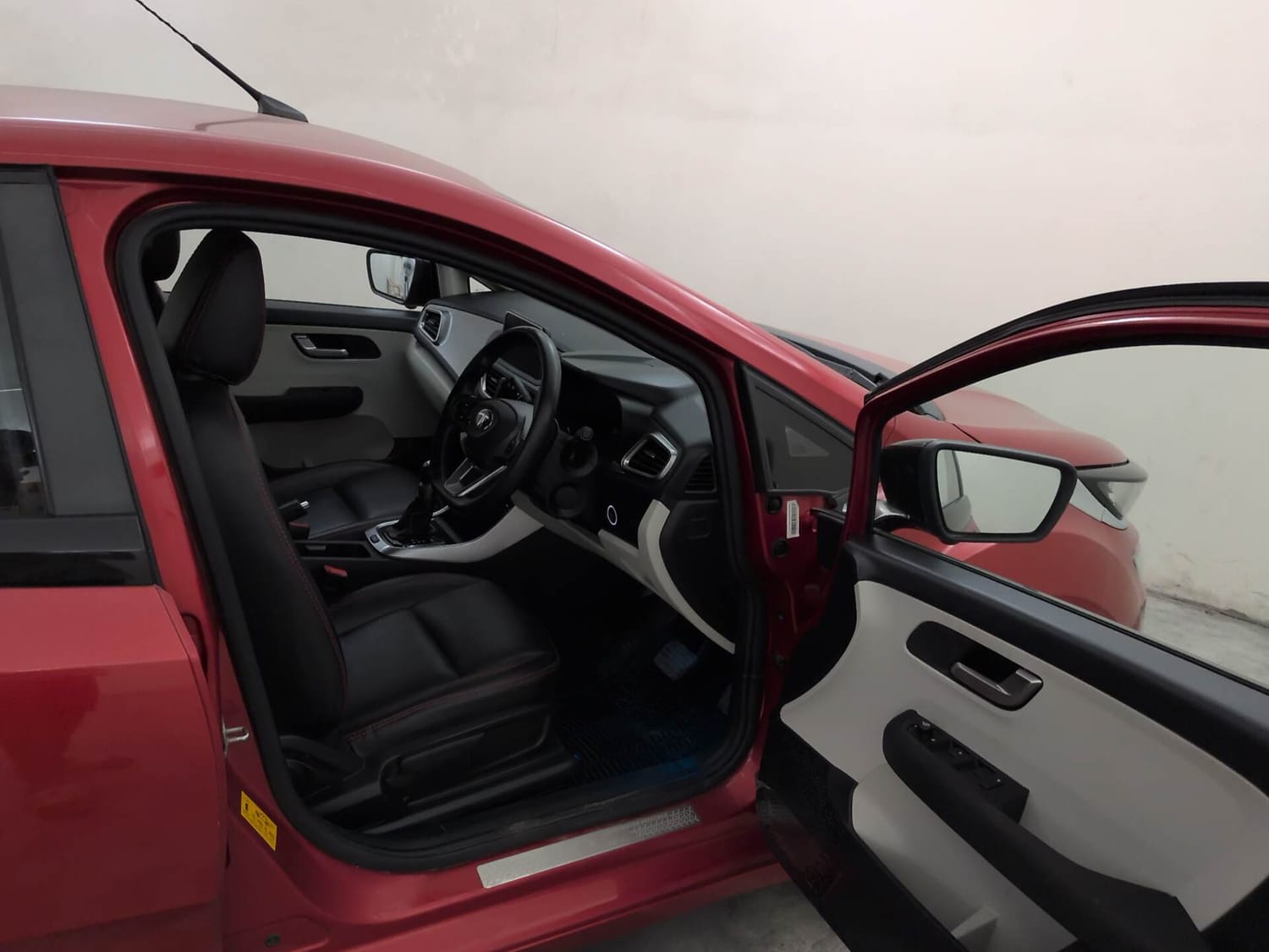 Used 2025 Tata Altroz XZA Petrol Petrol Automatic interior RIGHT SIDE FRONT DOOR CABIN VIEW