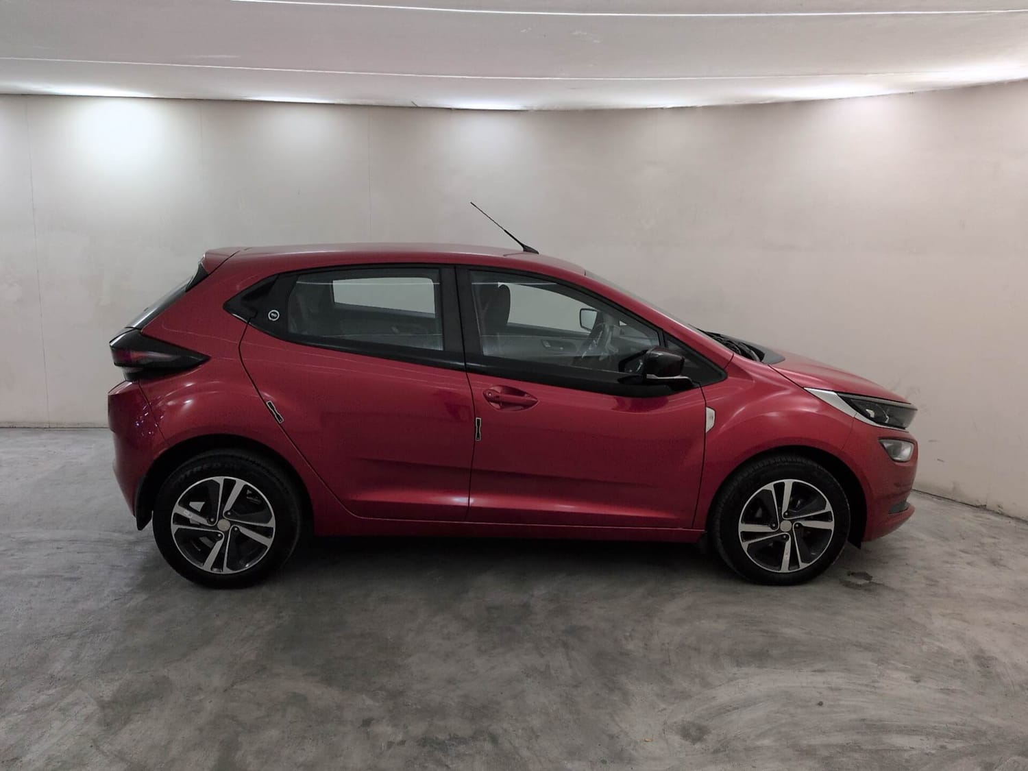 Used 2025 Tata Altroz XZA Petrol Petrol Automatic exterior RIGHT SIDE VIEW