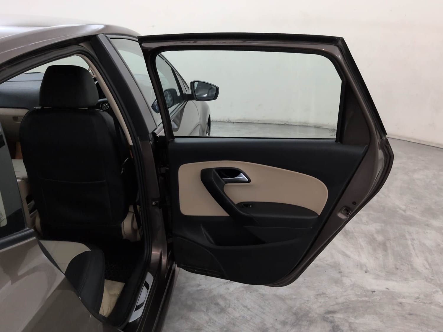 Used 2017 Volkswagen Ameo Highline1.2L Plus (P) 16 Alloy Petrol Manual interior RIGHT REAR DOOR OPEN VIEW