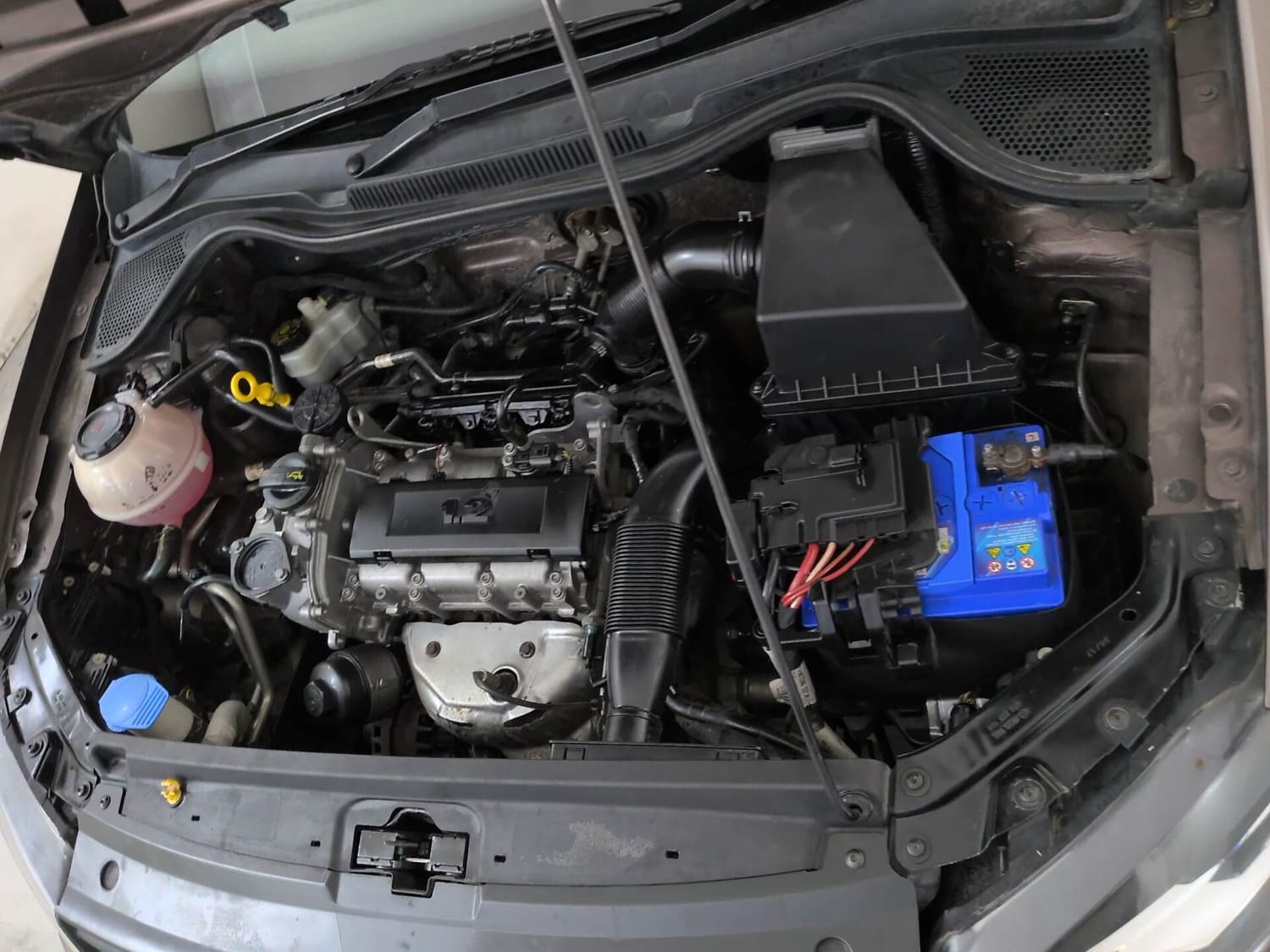 Used 2017 Volkswagen Ameo Highline1.2L Plus (P) 16 Alloy Petrol Manual engine ENGINE LEFT SIDE VIEW
