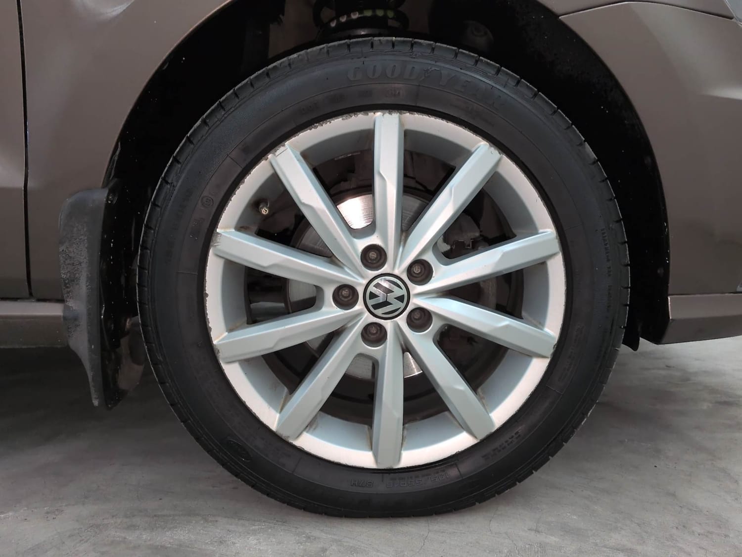 Used 2017 Volkswagen Ameo Highline1.2L Plus (P) 16 Alloy Petrol Manual tyres RIGHT FRONT TYRE RIM VIEW